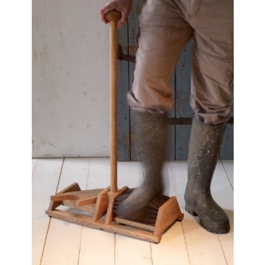 Tire-botte en chêne avec brosses